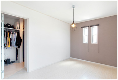 ２階の寝室は照明とアクセントカラーを用いた壁がお洒落。大容量のＷＩＣによりスッキリ収納を実現