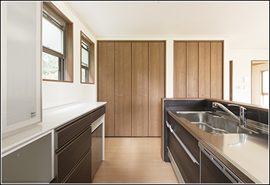 ゆとりあるキッチンに設けたパントリーの扉は左右どちらからでも開閉可能。