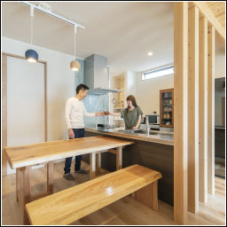 コミュニケーションがとりやすい対面キッチンを採用し、檜の格子で和モダンな空間を演出。