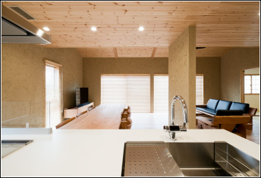 開放的な空間は、キッチンからリビング・ダイニング、そして和室までもが見渡せる。
