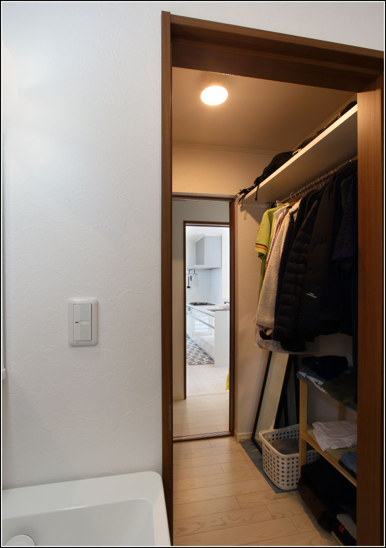 玄関から洗面脱衣所、WIC、パントリーを通りキッチンへつながる便利な動線を実現。