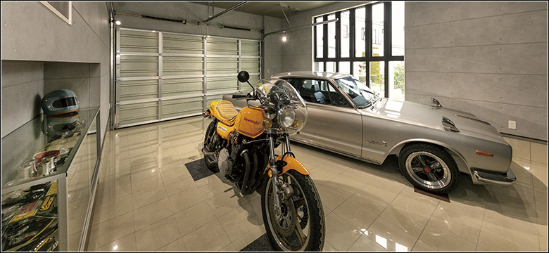 自慢の車とバイクを飾る為のインナーガレージは壁面にコレクションの収納も設置