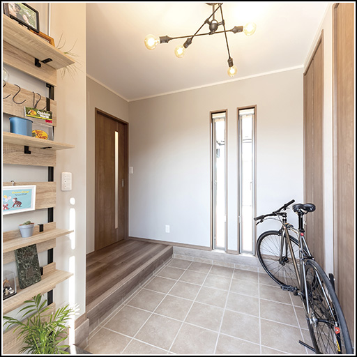 土間を広く設けた玄関は、自転車や趣味の用具を収納できるスペースも確保されている。