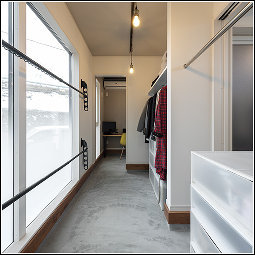 玄関土間とフラットに繋がる空間は、オープンスタイルのファミリークロークとサンルームを兼ねるスペースに