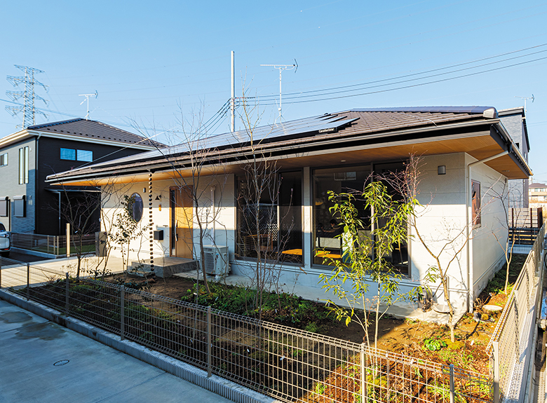 シンプルかつ和の風情ただようT邸は屋根に太陽光発電システムを搭載したエコロジーな住まいでもある。
