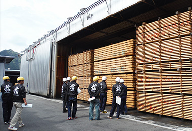 こちらが平物などの大型乾燥庫です。内部割れを無くす為、木材乾燥士が経験と知識でこだわりの乾燥工程をふんでゆきます。