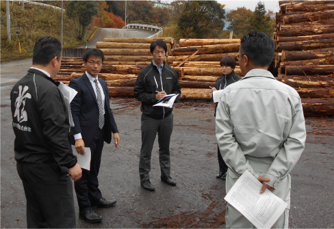 高知県森林組合連合会嶺北供販所では、原木ヤードを見学させていただきました。桧材と杉材が材種とサイズで仕分けされ桧と杉の良い香りがしました。
