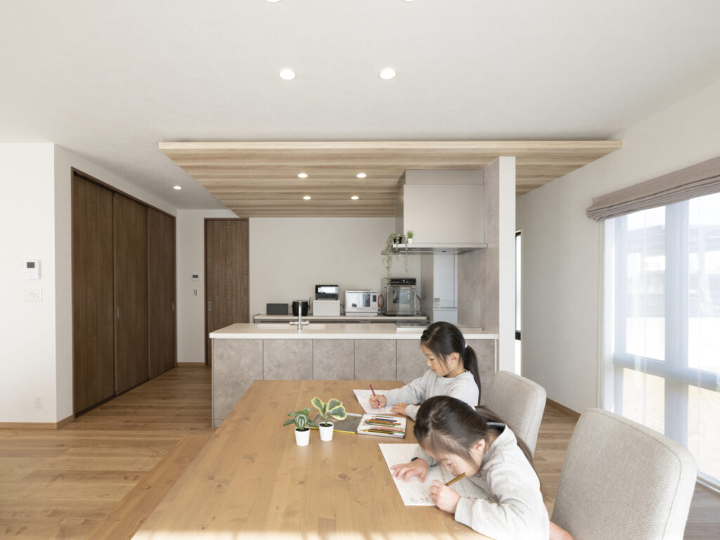 家族が集うリビング中心主機に家事ラクをプラスした平屋